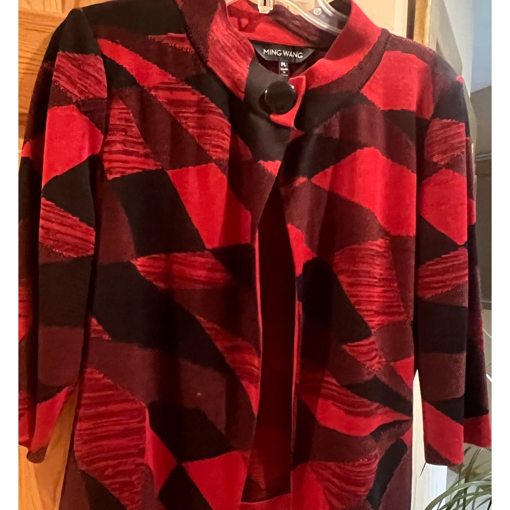 Ming Wang Open Front Jacket 
Red and Black Geometric Design
Petit Large